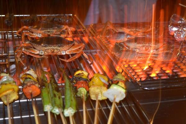 Thưởng thức tiệc hải sản nướng ngon miệng bên bờ biển