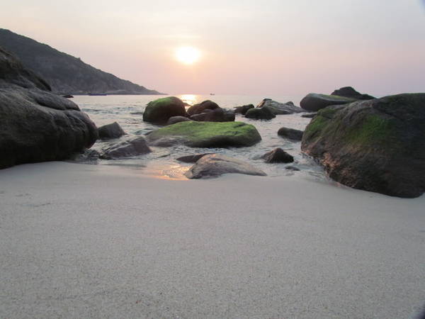 Vui chơi tắm biển tại bãi Nồm Bình Ba