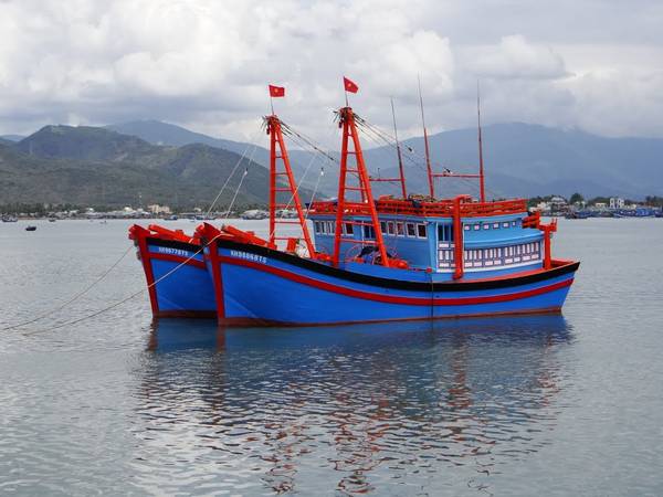 Du khách di chuyển bằng tàu ra đảo trong tour Tết Bình Ba