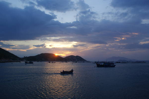 Ngắm bình minh rực rỡ trên vịnh Cam Ranh