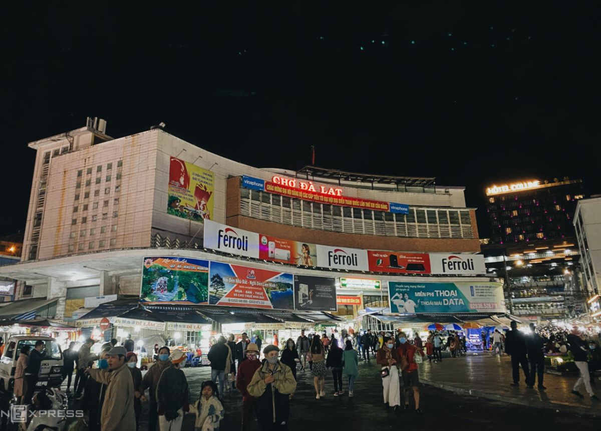 Chợ Đà Lạt về đêm tour Tết Đà Lạt