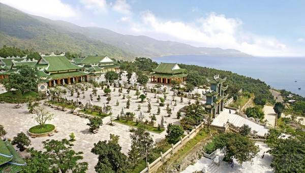 Toàn cảnh chùa Linh Ứng nhìn từ trên cao.