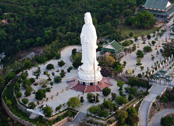 Tượng Phật Bà 65m cao nhất Việt Nam trong khuôn viên chùa Linh Ứng.
