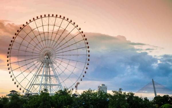 Vẻ đẹp của vòng quay mặt trời Sun Wheel.