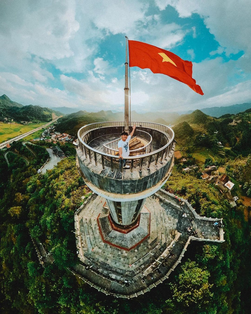 Cờ Tổ quốc tung bay. Ảnh: binztk