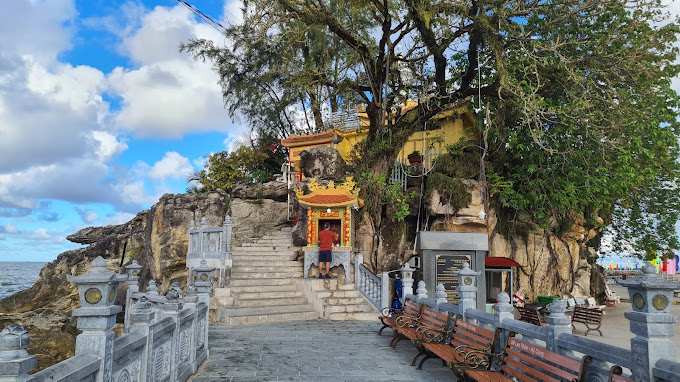 Dinh Cậu nằm trên ghềnh đá trong tour Tết Phú Quốc