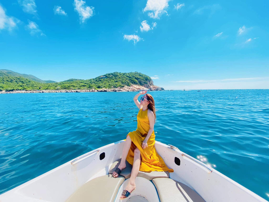 Du khách đi tàu đáy kính chiêm ngưỡng san hô tuyệt đẹp tại vịnh Vĩnh Hy