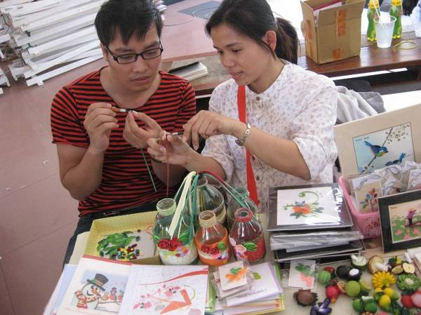 Du khách được hướng dẫn làm tranh cát