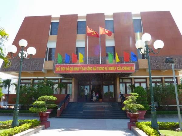 Tham quan Bảo tàng Hồ Chí Minh