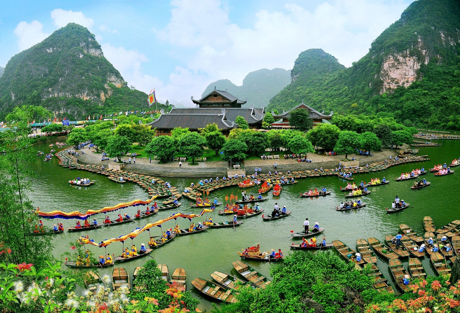 Quần thể danh thắng Tràng An vào những ngày lễ hội