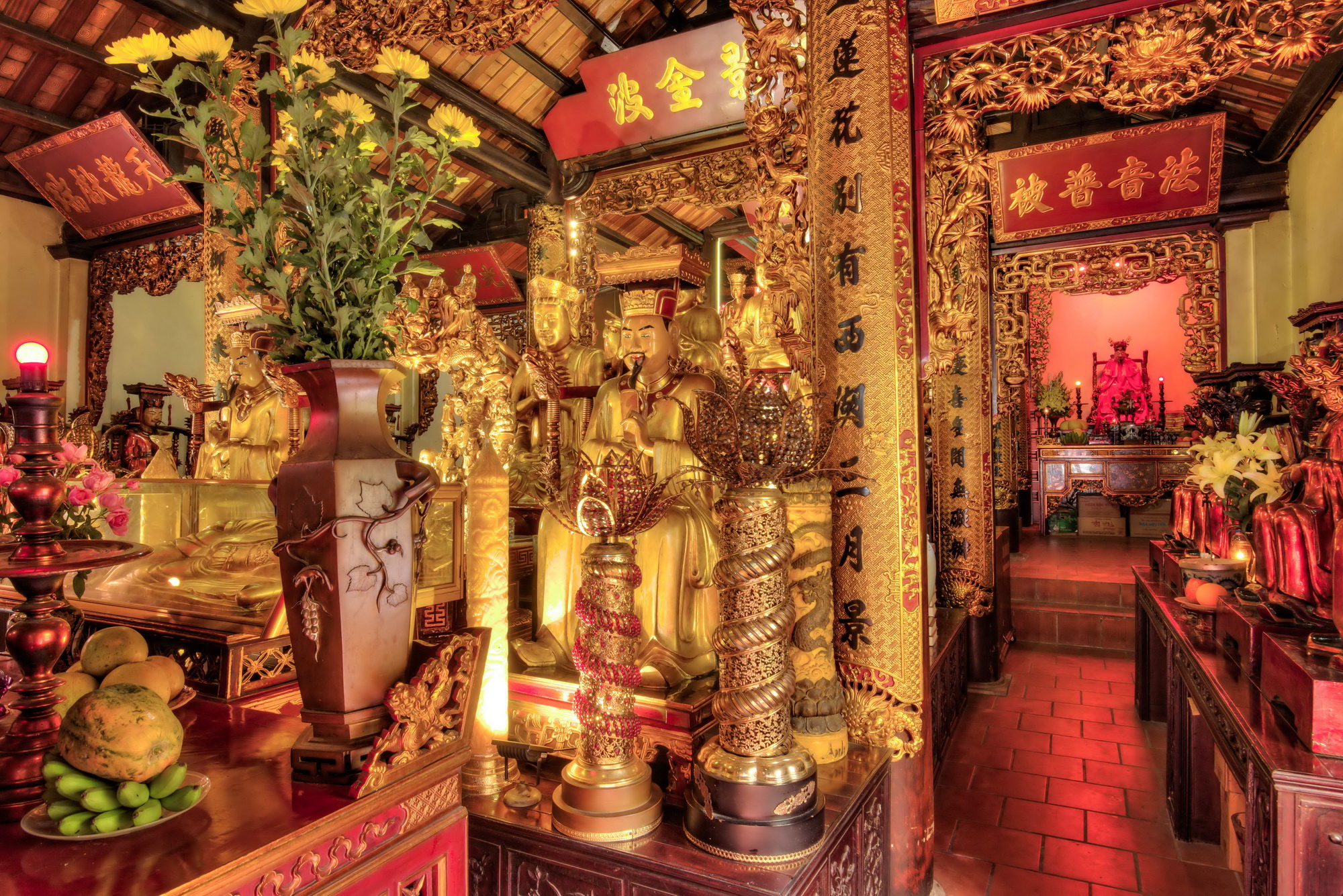 Bên trong chùa Trấn Quốc.