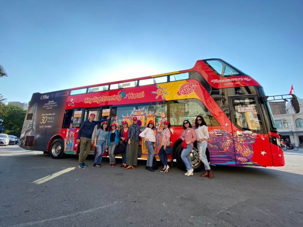 Du khách trải nghiệm tour xe buýt 2 tầng hop-on hop-off Hà Nội