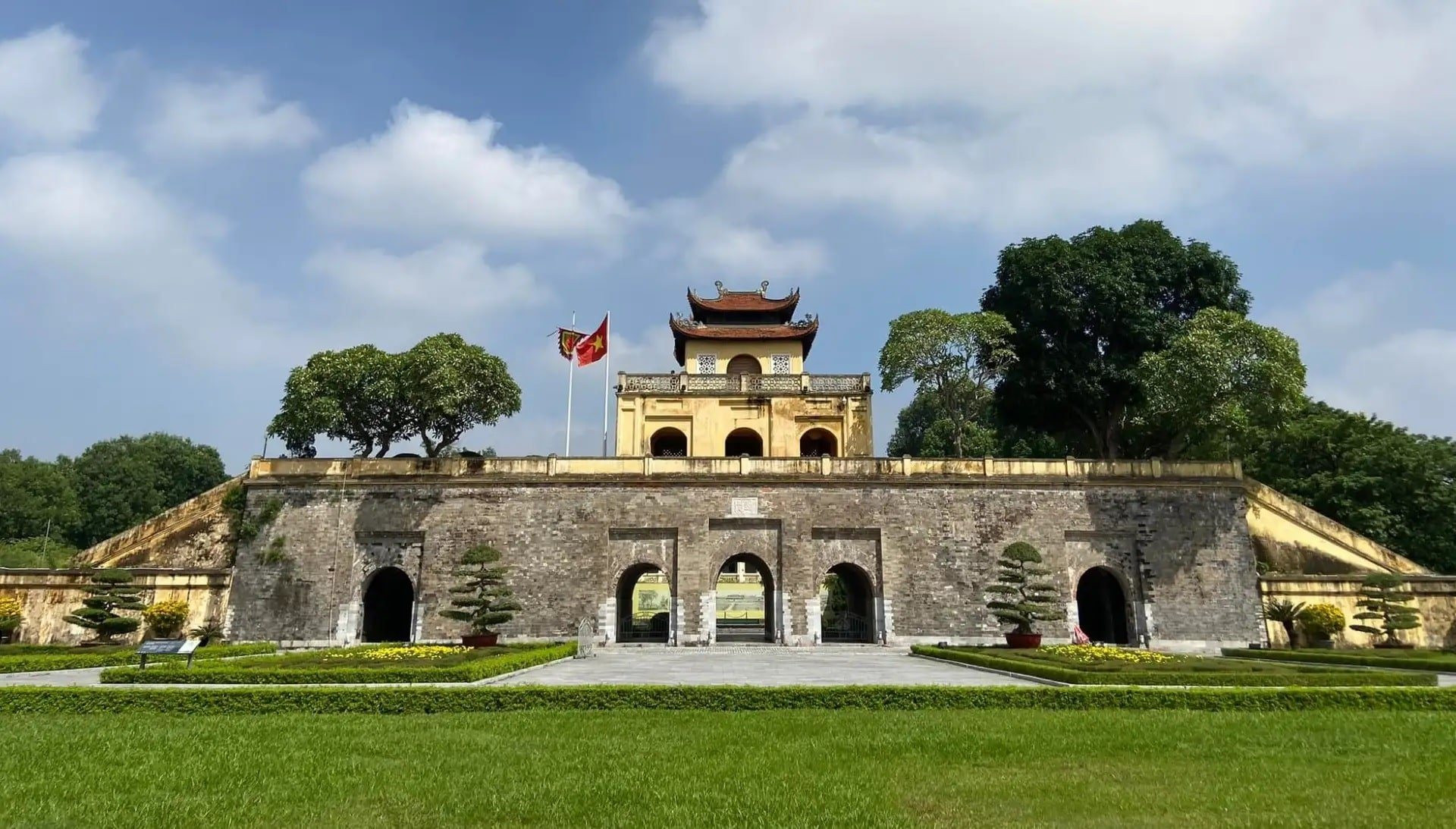 Hoàng Thành Thăng Long điểm dừng tour xe buýt 2 tầng Hà Nội