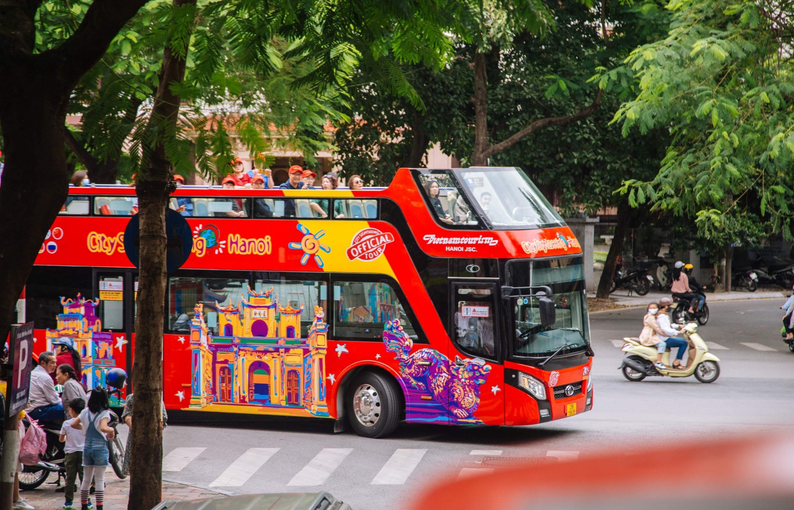 Tour xe buýt 2 tầng khám phá 25 tuyến phố chính Hà Nội