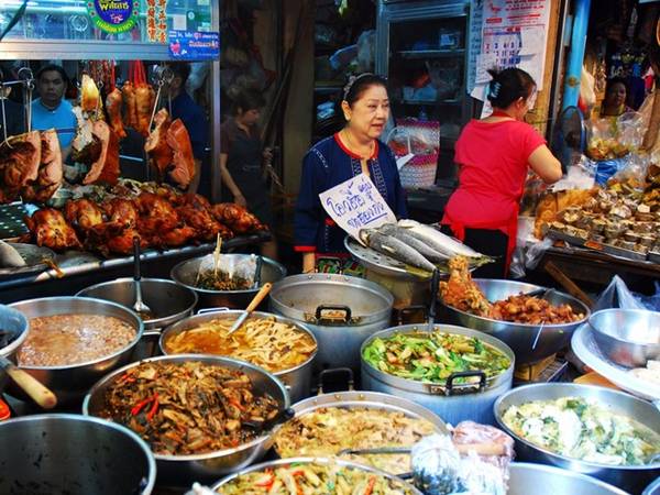 Bangkok, Thái Lan: Thủ đô Bangkok có nhiều quầy ăn đường phố bán nộm, pad thai và hải sản với giá hợp lý, cùng các nhà hàng sang trọng phục vụ ẩm thực quốc tế.