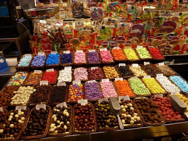 Barcelona, Tây Ban Nha: Du khách có thể thưởng thức thịt nguội Serrano, cá tươi Địa Trung Hải và khám phá chợ Boqueria tại Barcelona.