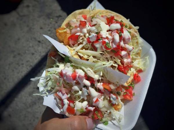 Ensenada, Mexico: Món taco cá tại chợ Ensenada nổi tiếng từ năm 1958 với nhân cá rán, tôm, mayonnaise và sốt salsa.