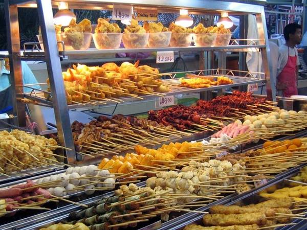 George Town, Penang, Malaysia: Penang sở hữu ẩm thực đa dạng từ Malaysia, Trung Quốc và Ấn Độ với nhiều món súp và món rán đặc trưng.
