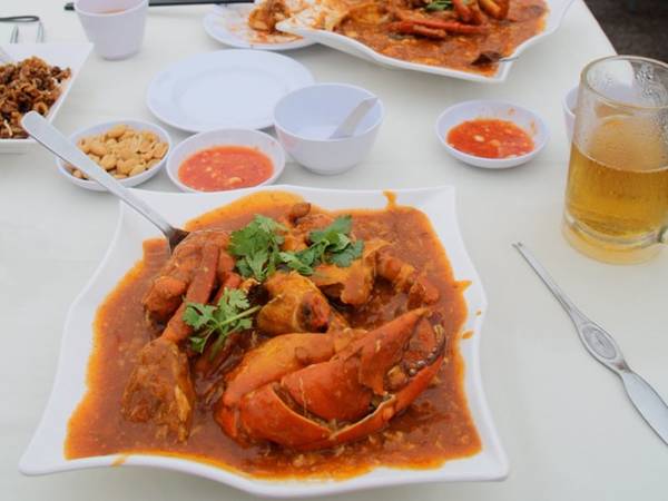 Singapore: Singapore có nhiều trung tâm ẩm thực với món ngon giá rẻ như cơm gà, cua sốt cay được đầu bếp nổi tiếng yêu thích.