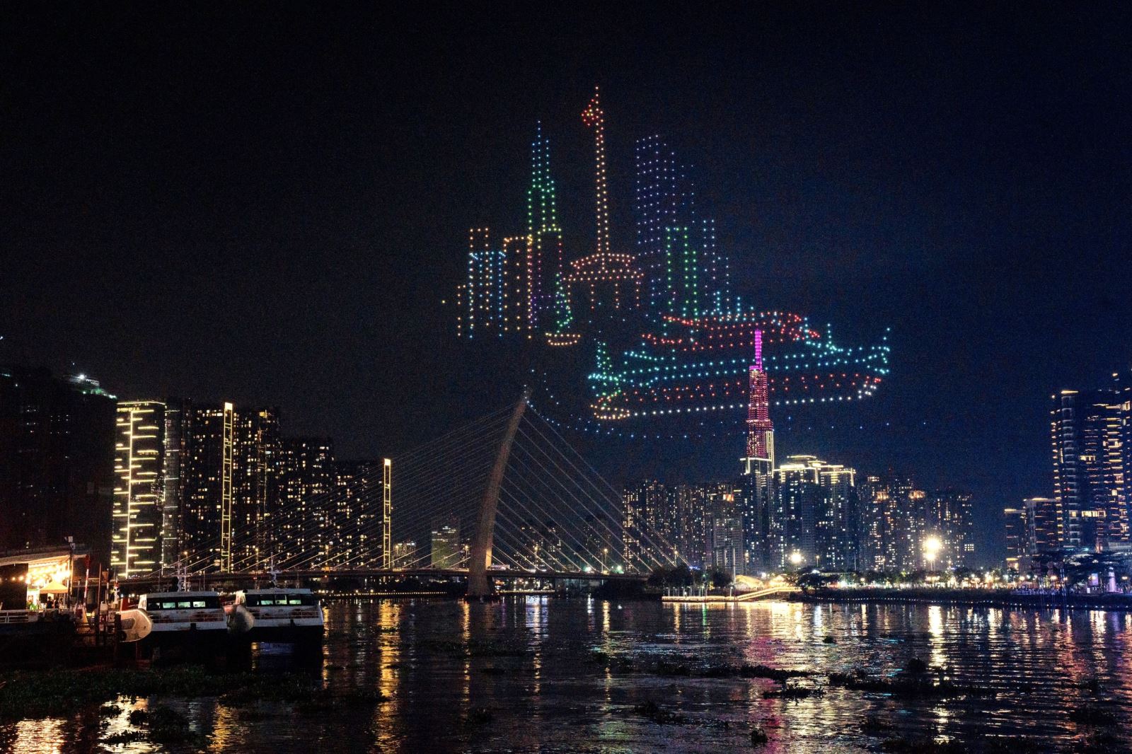 TP.HCM dịp lễ 30/4: Rực rỡ pháo hoa, diễu binh hoành tráng và 10.500 drone nghệ thuật