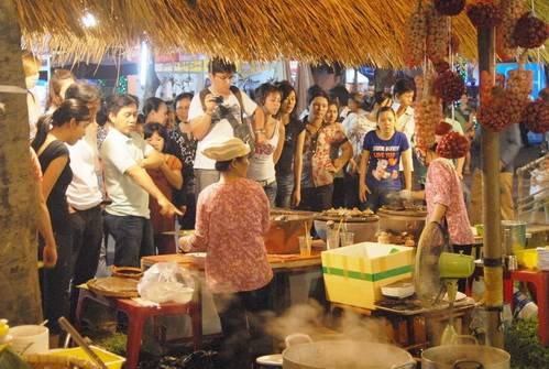 Gian hàng ẩm thực tại một hội chợ du lịch ở TP.HCM. Ảnh minh họa.