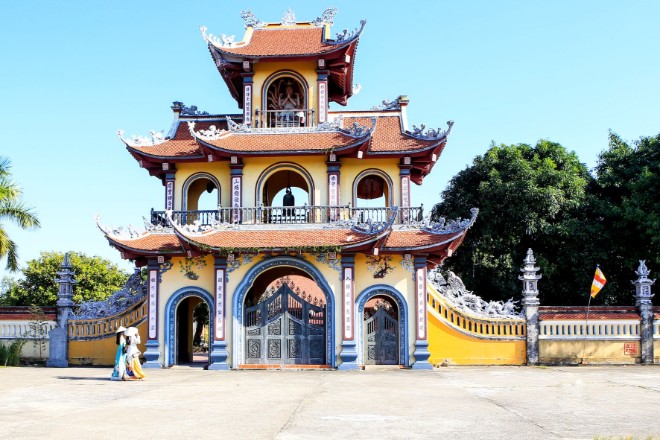 Cổng tam quan Chùa Nam Thọ Trà Cổ