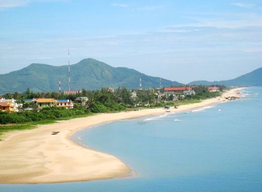 Bãi biển Trà Cổ dài nhất Việt Nam