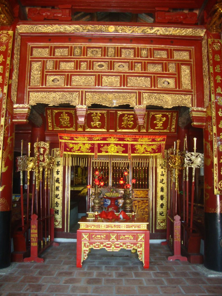 Gian thờ chính Đình Trà Cổ