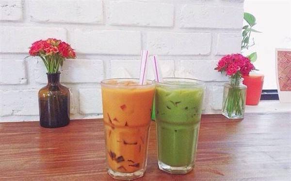 Trà sữa Thái với 2 vị xanh, đỏ.