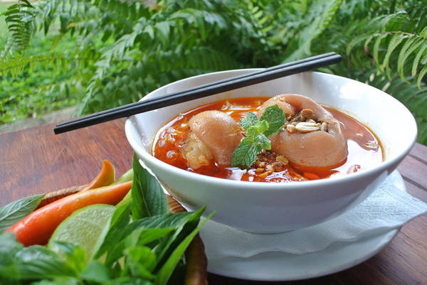 Món mỳ quảng Phan Thiết nổi tiếng được chụp từ điện thoại.