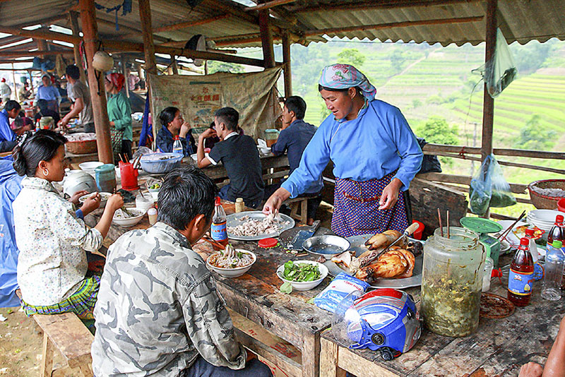 Những quán hàng ăn ở chợ trâu luôn đông khách