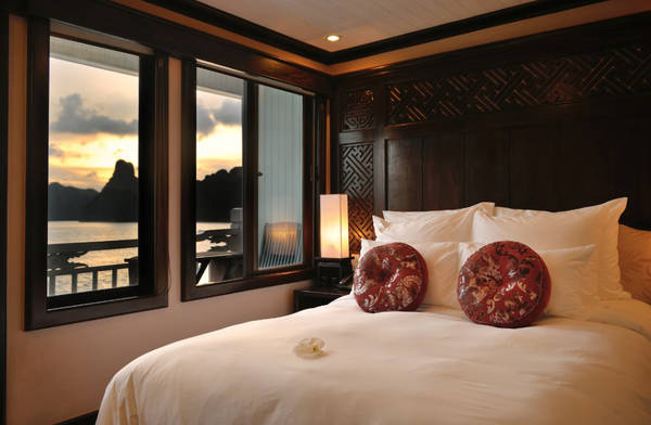 Du thuyền Paradise Cruise - một trong những du thuyền mang đẳng cấp quốc tế và sang trọng bậc nhất trên vịnh Hạ Long. Du thuyền Paradise Cruise - một trong những du thuyền mang đẳng cấp quốc tế và sang trọng bậc nhất trên vịnh Hạ Long.