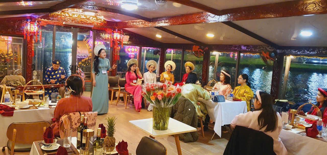 Nghe ca Huế trên sông Hương trong tour du lịch Huế về đêm