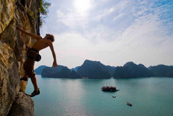 Chinh phục vách núi Vịnh Hạ Long