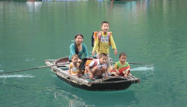 Các em nhỏ sinh sống trên làng chài ở Vịnh Hạ Long.
