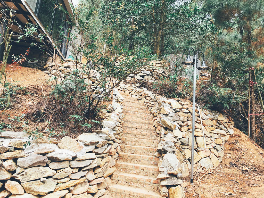 Cầu thang đá dẫn lên Nhà Quả thông lớn