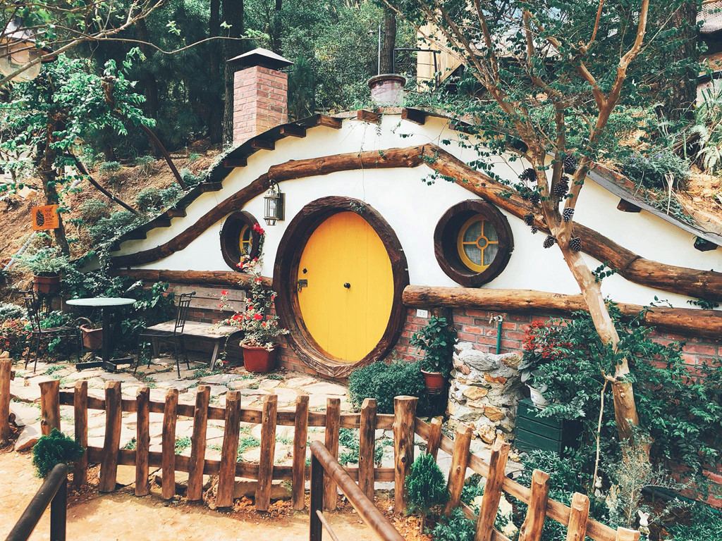 Nhà Hobbit dưới lòng đất tại Nhà bên rừng U Lesa