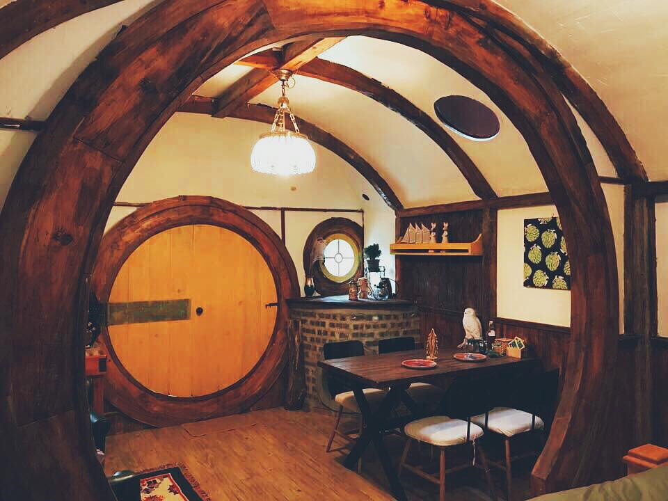 Lò sưởi trong nhà Hobbit tại Nhà bên rừng U Lesa