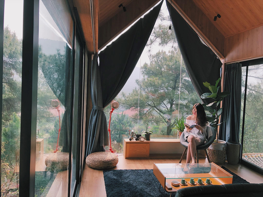 Khu nhà là một điểm chụp ảnh check-in đẹp, do tường được làm bằng kính nên có thể bắt ánh nắng từ nhiều phía