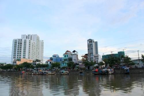Sài Gòn lạ lẫm trong góc nhìn trên sông