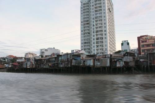 Những căn nhà mái tôn đỏ dọc bờ sông đặc trưng Sài Gòn