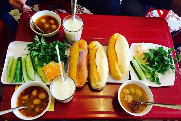 Ăn bánh mì xíu mại trước khi rời Đà Lạt