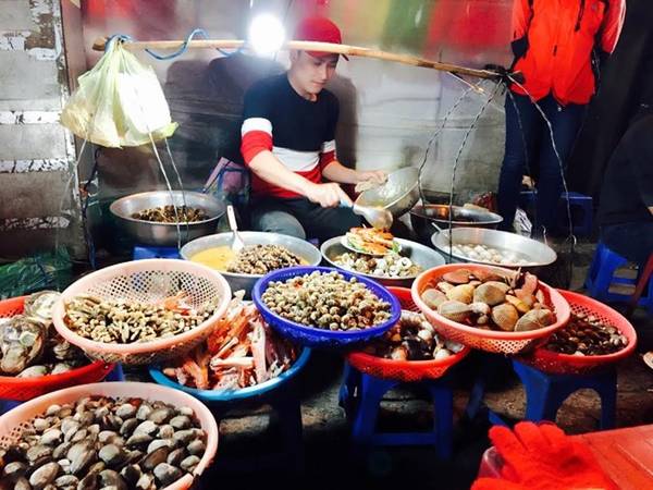 Ăn ốc và uống sữa đậu nành tại chợ Đà Lạt