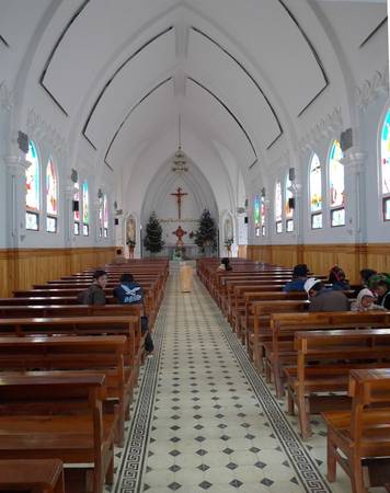 Bên trong nhà thờ đá khi du lịch Sapa