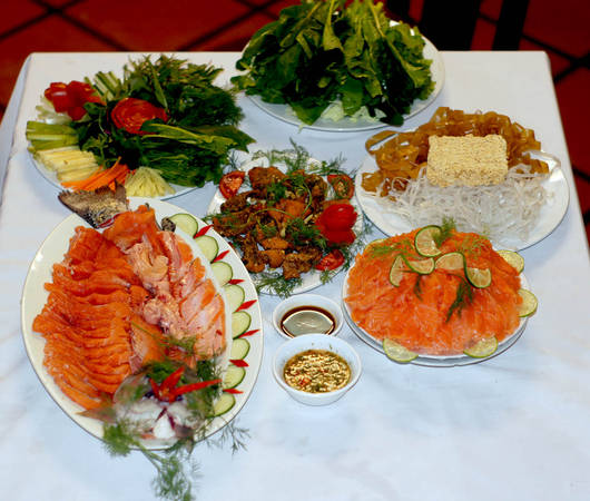Lẩu cá hồi.