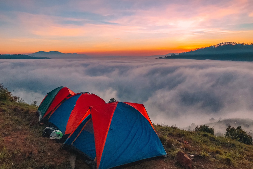 Săn mây là một trong những trải nghiệm được dân du lịch thích nhất khi đến Đà Lạt. Dùng từ "săn" thay vì "chụp" bởi để có tấm ảnh mây thành công còn phụ thuộc vào nhiều yếu tố. Những vùng núi cao như Đà Lạt hay Sa Pa (Lào Cai) đặc biệt thích hợp cho trải nghiệm này. Tuy nhiên, mây không phải lúc nào cũng xuất hiện để du khách "gói gọn" trong tấm ảnh mang về.