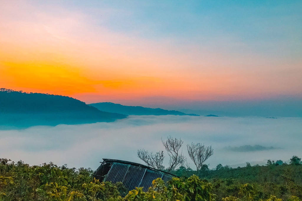 Thông thường, mùa mây đẹp ở Đà Lạt chủ yếu vào tháng 6, tháng 7. Một số thời điểm mùa đông cũng có mây. Tuy nhiên, bạn cũng nên sẵn sàng tinh thần mất công nhưng vẫn săn hụt. Một số đơn vị ở Đà Lạt cũng tổ chức các tour săn mây nhưng thường không cảnh báo trước với khách về khả năng "xịt". Do đó, bạn cần đặc biệt lưu ý vấn đề này để tránh mất tiền oan.
