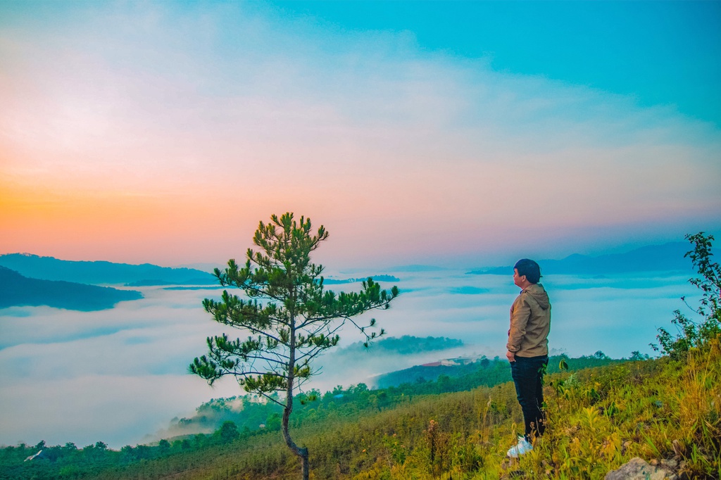 Điều kiện quan trọng trong một buổi săn mây gồm trời đứng gió, sương nhiều, không mưa (đôi khi mưa vẫn có mây). Các địa điểm đẹp để sở hữu bức hình săn mây chuẩn Đà Lạt là cầu Đất, đồi cỏ hồng, đồi Thiên Phúc Đức, Đa Phú, Hòn Bồ...