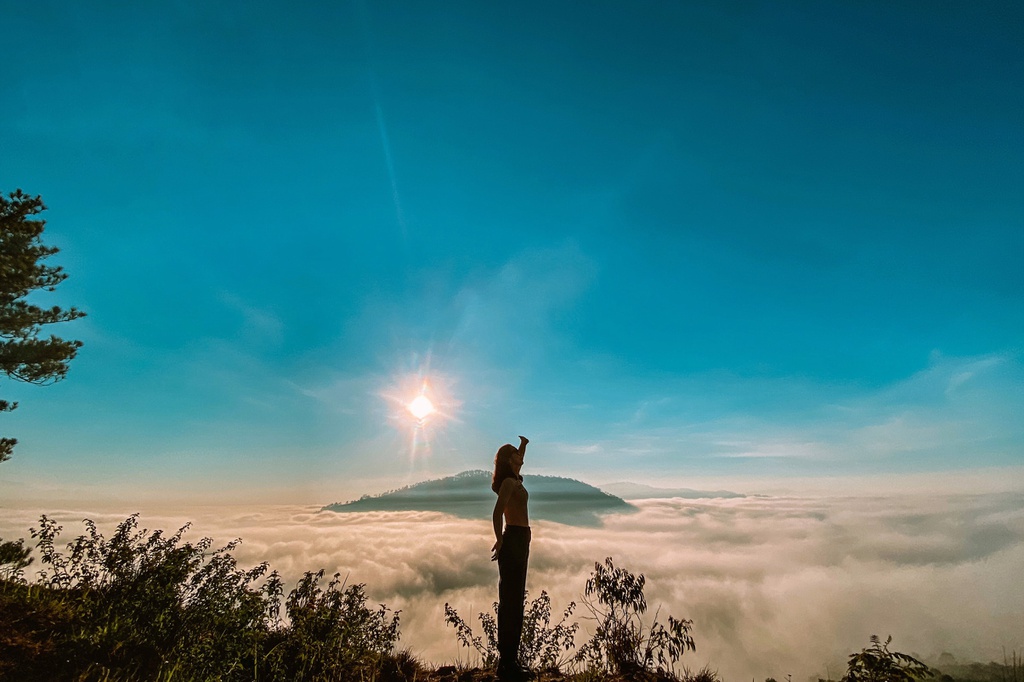 Săn mây là trải nghiệm không dành cho người lười. Thông thường, người đi săn phải dậy từ khoảng 4h để chuẩn bị. Các địa điểm có mây cũng nằm khá xa trung tâm thành phố, khoảng 15-20 km. Thời tiết Đà Lạt sáng sớm cũng rất buốt, đặc biệt ở các vùng núi cao. Do đó, du khách cần chuẩn bị áo ấm để tránh rét. Trải nghiệm thuê lửa trại, nướng khoai ăn sáng cũng là điều mà bạn nên thử.