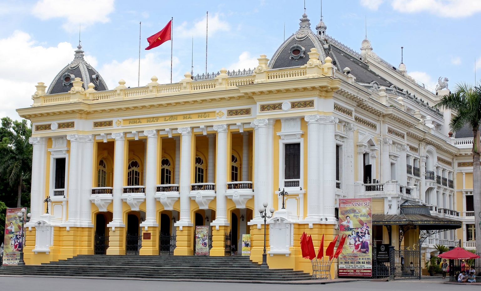 Dừng chân tham quan nhiều địa điểm nổi tiếng giữa lòng Thủ đô
